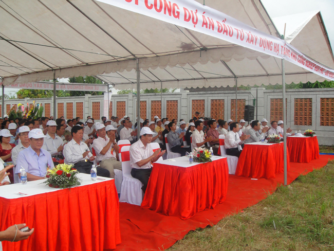 Các vị đại biểu đến tham dự lễ khởi công