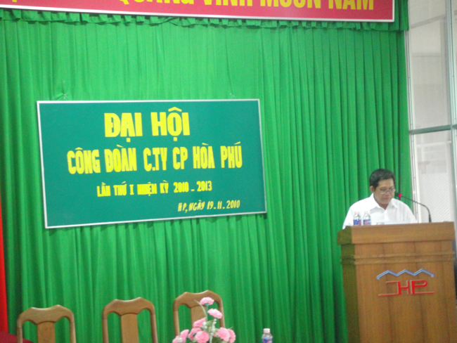 Ông Trần Văn Tùng , thông qua bản báo cáo công tác hoạt động của BCHCĐCS lâm thời Cty Cổ Phần Hòa Phú